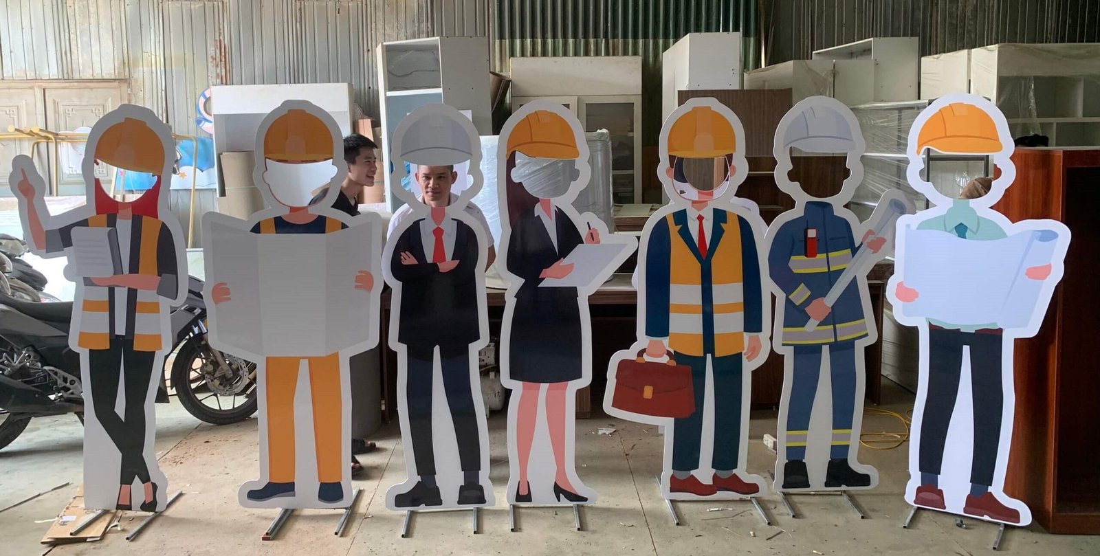 standee hinh nguoi 1 scaled Standee hình người kỹ sư xây dựng