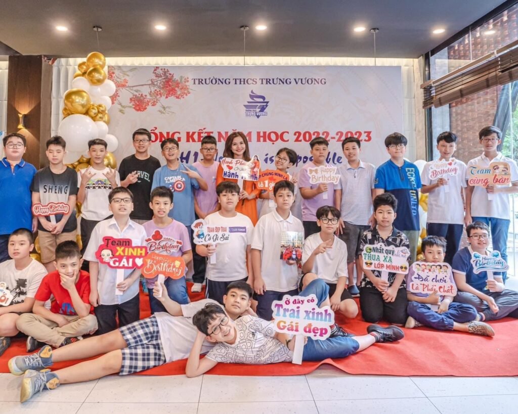 Hashtag cầm tay trường học đang trở thành xu hướng hottrend