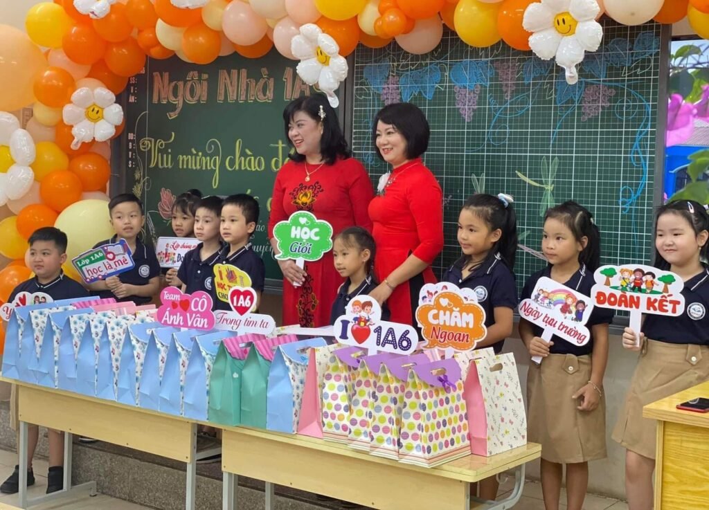 Hashtag cầm tay trường học dùng cho cô giáo và học sinh chụp ảnh 