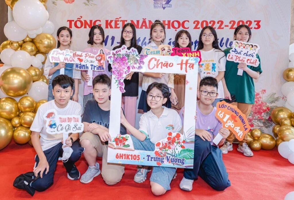 Hashtag cầm tay tổng kết năm học trường Trưng Vương