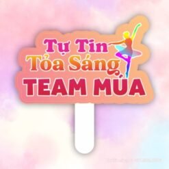 Hashtag cầm tay team múa