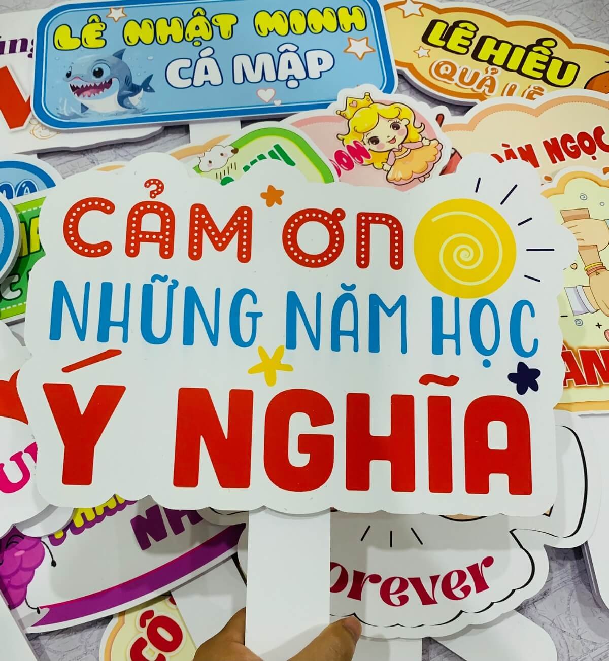 Bảng cầm tay check in