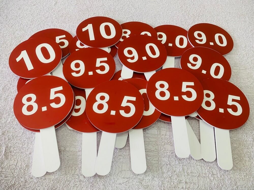 Bảng cầm tay chấm điểm của ban giám khảo