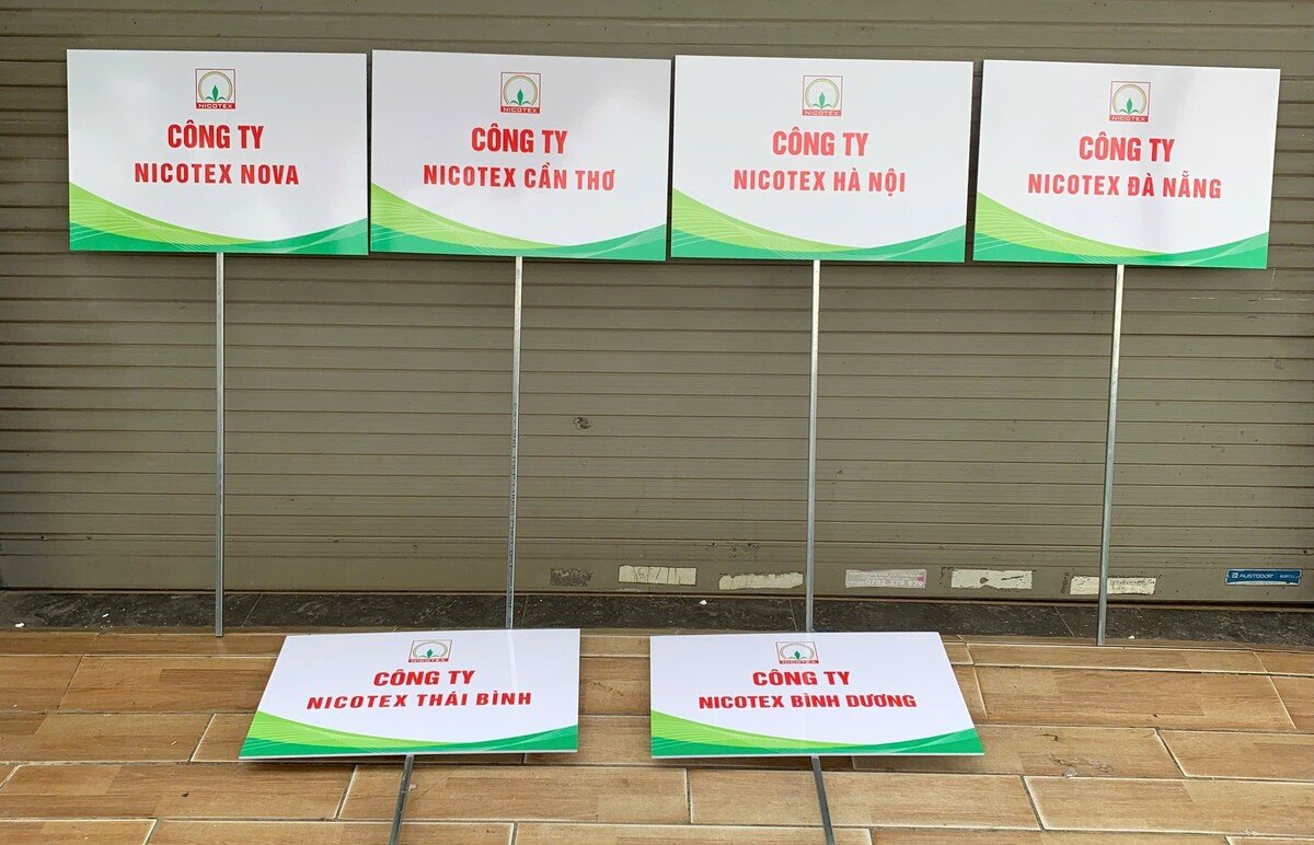 Biển cầm tay dẫn đoàn