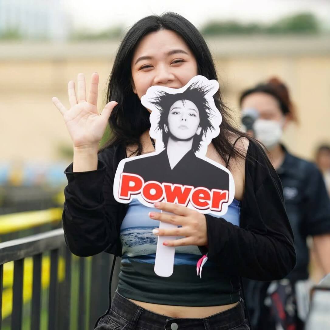 Hashtag ca sĩ, bảng check in chụp hình cầm tay idol