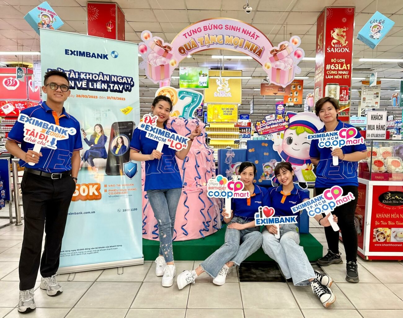 Hashtag cầm tay quảng cáo cho công ty