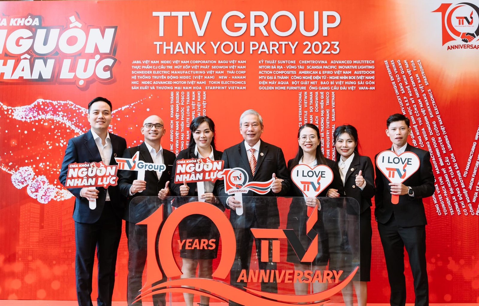 Hashtag chụp hình kỷ niệm 10 năm cho công ty