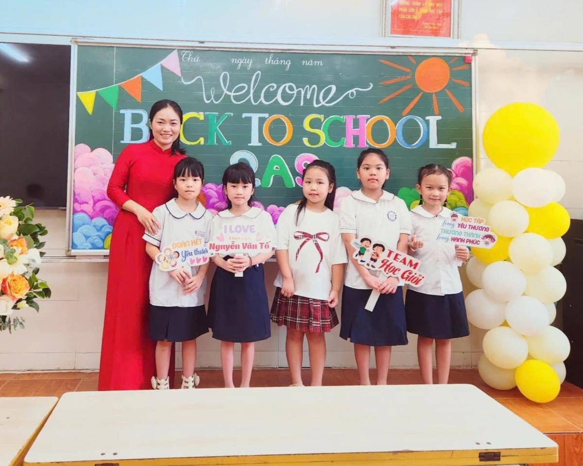 Hashtag khai giảng check in tại lớp học