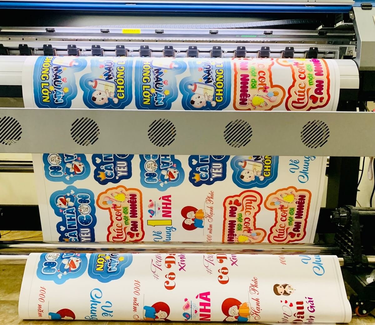 In decal pp bồi fomex: Sử dụng công nghệ in kỹ thuật số để in decal pp sau đó bồi lên tấm formex. 