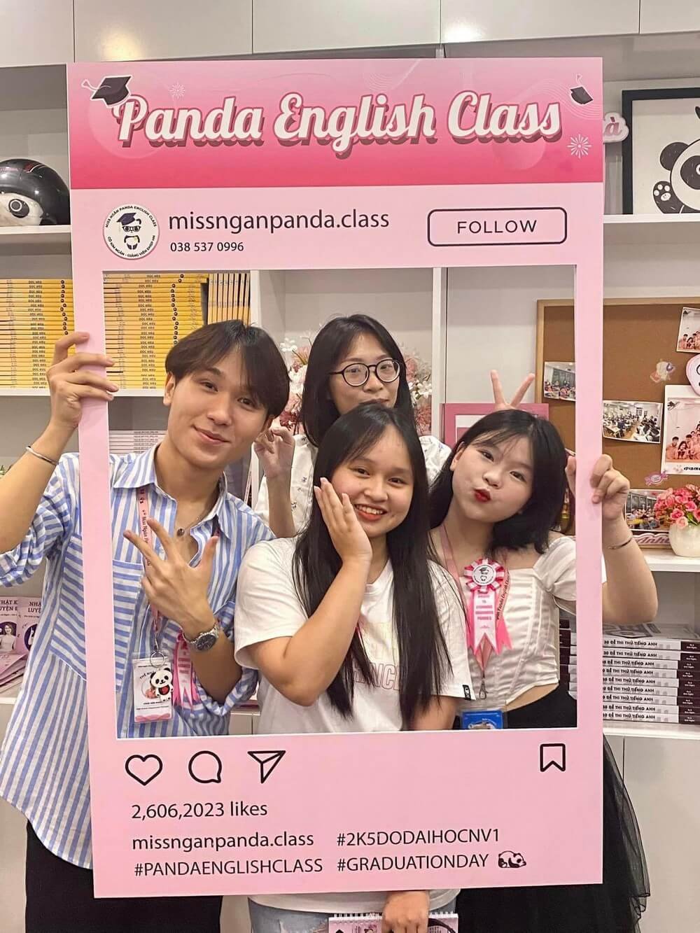 khung check in trung tam tieng anh - xuonginhashtag.com