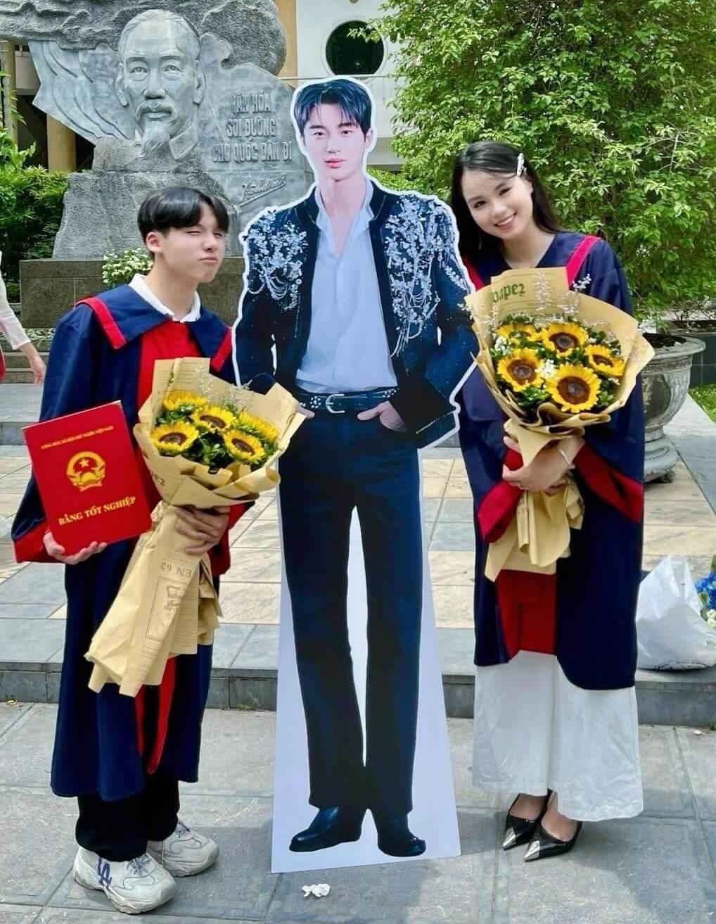 In standee hình người đẹp