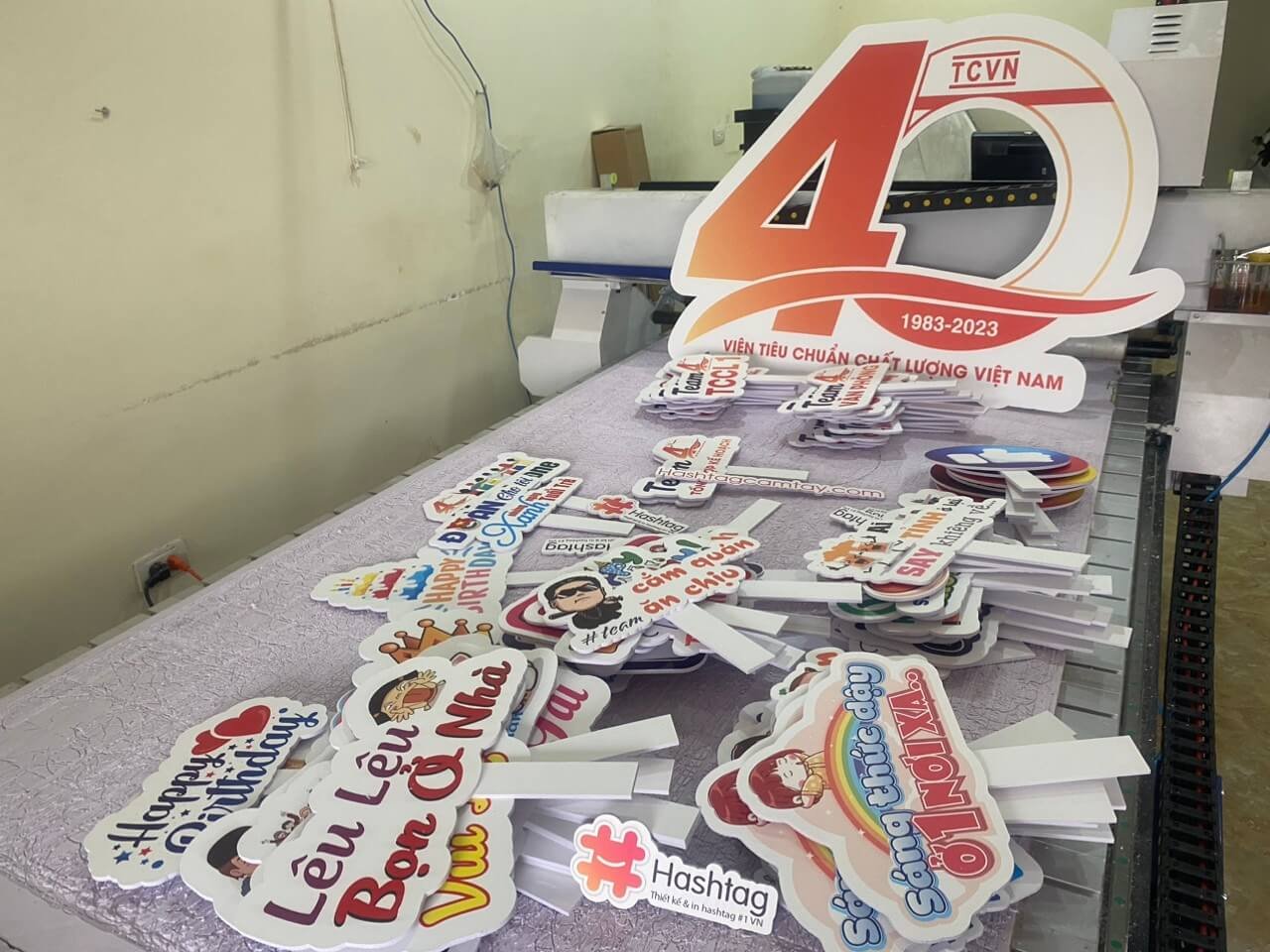 Cửa hàng in hashtag cầm tay